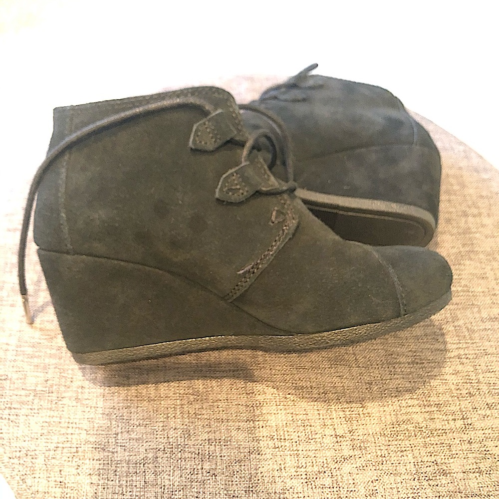 Toms shoes new, never worn.  Size 6.5 women’s.